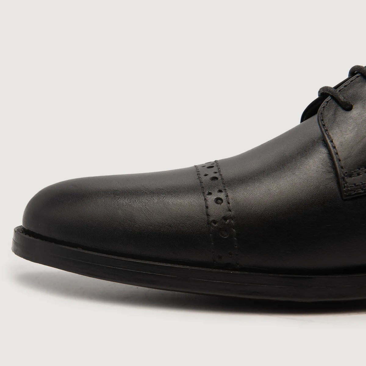 Authentic Full-Grain Leather Grain Depth & Pull-Up Patina Texture Detail