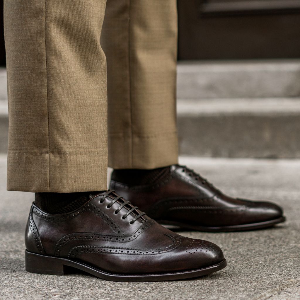 Authentic Full-Grain Leather Grain Texture & Heavy-Duty Seam Stitching Detail