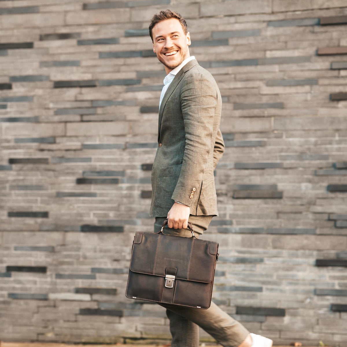 
Everyday Carry Perspective Showing Ergonomic Grab Handle & Strap Comfort