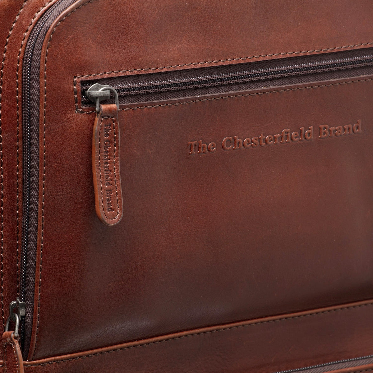 
Close-Up Detail of Classic Collar & Heavy-Duty Zipper Hardware on Leather Trolley San Marino