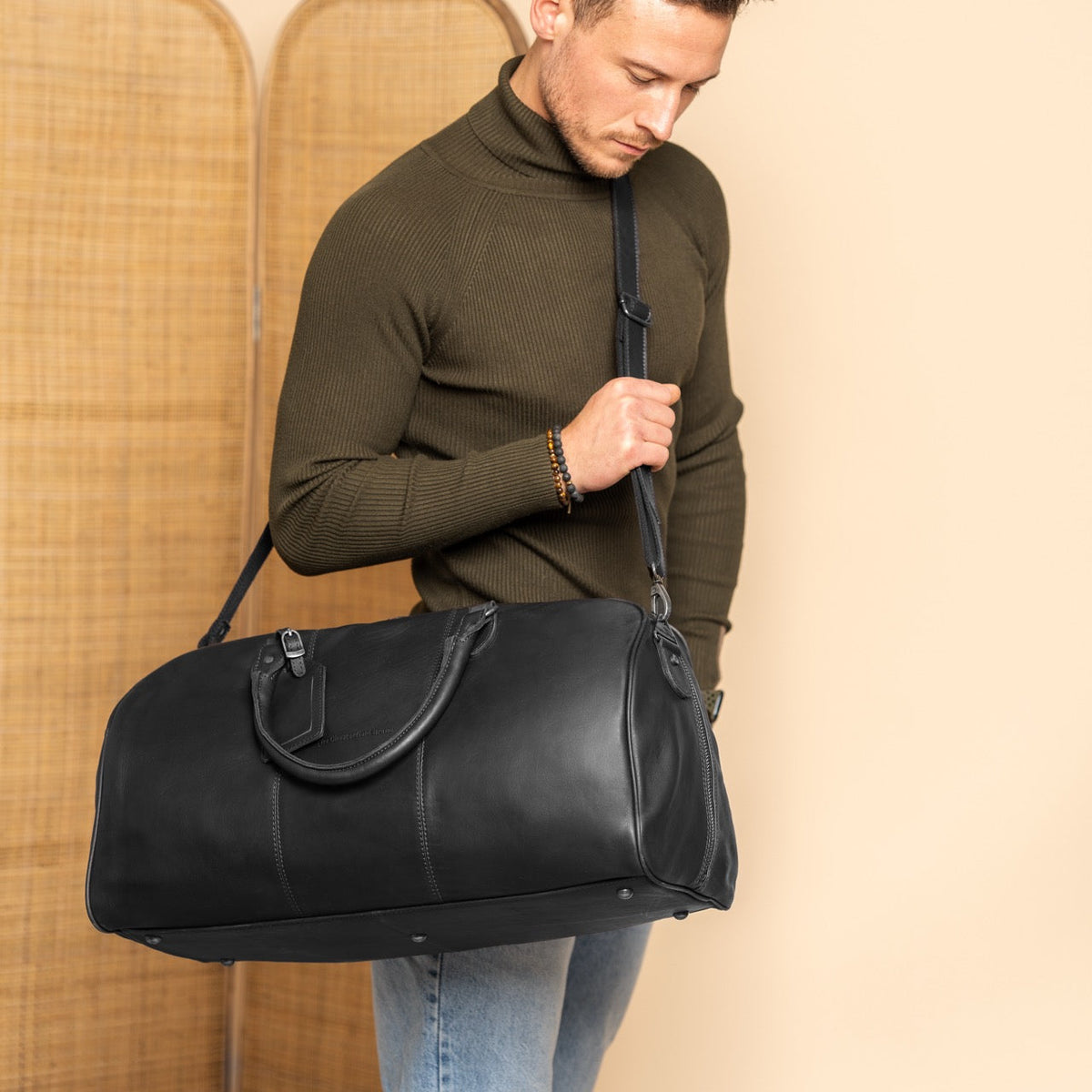 William Full-Grain Leather Weekender Bag - Structured Side Profile Showing Gusset Depth &amp; Expansion Capacity